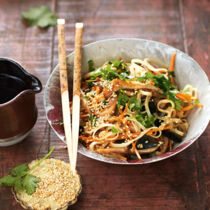 Glasnudel-Algen-Salat mit Ingwer-Sesam-Dressing Glasnudel-Algen-Salat mit Ingwer-Sesam-Dressing