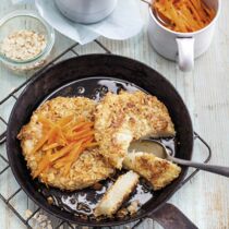 Sesam-Sellerieschnitzel mit Möhrensalat Sesam-Sellerieschnitzel mit Möhrensalat