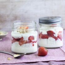 Erdbeerquark mit Mandeln Erdbeerquark mit Mandeln