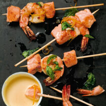 Lachs-Garnelen-Spiesse mit Orangen-Sabayon