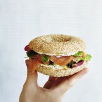 Räucherlachs-Bagel mit Zitrone und wilden Kräutern