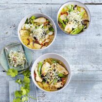 Asiatische Reissuppe mit Huhn Asiatische Reissuppe mit Huhn