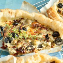 Oliven-Tarte mit Manchego Oliven-Tarte mit Manchego