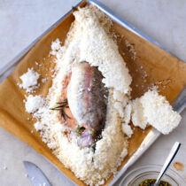 Lachsforelle im Salzmantel mit Petersilienpesto