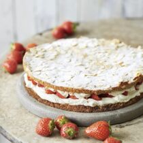 Erdbeer-Mandel-Torte mit feiner Sahne-Füllung Erdbeer-Mandel-Torte mit feiner Sahne-Füllung