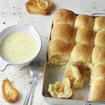 Buchteln mit Dörr-birnenmus und Vanillesauce