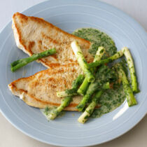 Putenschnitzel mit Frühlingszwiebeln und grüner Sauce