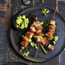 Lamm-Paprika-Spieße mit Avocado-Koriander-Creme Lamm-Paprika-Spieße mit Avocado-Koriander-Creme