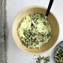Spitzkohl-Nuss-Salat