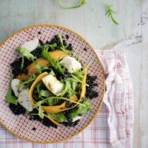 Beluga-Linsen-Salat mit Fisch und Rucola