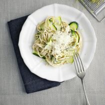 Zucchinispaghetti mit Pinienkernen und Zitronensahne Zucchinispaghetti mit Pinienkernen und Zitronensahne