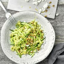 Zucchini-Spaghetti mit Avocado und Feta