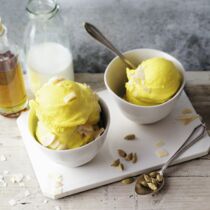 »Goldene Milch«-Eis mit Kokos »Goldene Milch«-Eis mit Kokos