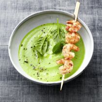 Avocado-Gazpacho mit Garnelen