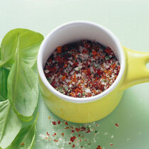 Tomatensalz mit Basilikum Tomatensalz mit Basilikum