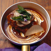Kalbsrahmbraten mit Roséwein, Salbei und Mangoldnudeln