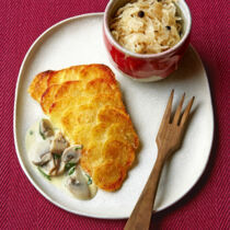 Zander mit Kartoffelschuppen auf Riesling-Sauerkraut Zander mit Kartoffelschuppen auf Riesling-Sauerkraut