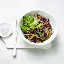 Rotkohlsalat mit Soba-Nudeln