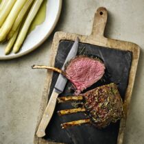 Damwild-Karree mit Ingwer-Kräuter-Kruste und Spargel Damwild-Karree mit Ingwer-Kräuter-Kruste und Spargel