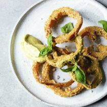 Ausgebackene Paprikaringe mit Gemüse-Mayonnaise Ausgebackene Paprikaringe mit Gemüse-Mayonnaise