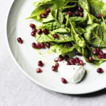 Spinatsalat mit Granatapfel und Skyr