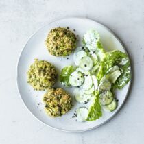 Brokkoli-Bratlinge mit Salat