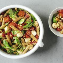 Caprese-Nudelsalat mit Rucola