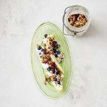 Banana Split mit Joghurt und Granola