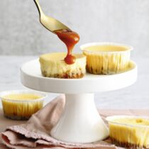 Cheesecake-Cupcakes mit Karamellsauce Cheesecake-Cupcakes mit Karamellsauce