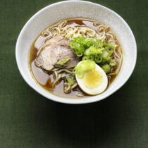 Shoyu-Ramen mit Chashu und Ei Shoyu-Ramen mit Chashu und Ei