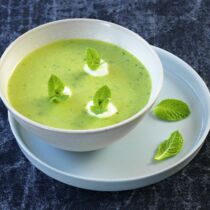 Kalte Erbsensuppe mit Minze