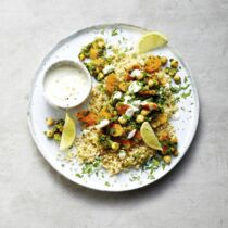 Möhren-Grünkohl-Pfanne mit Vollkornbulgur und Joghurtdip Möhren-Grünkohl-Pfanne mit Vollkornbulgur und Joghurtdip