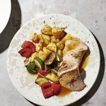 Mediterraner Schweinebraten mit Röstgemüse-Salat Mediterraner Schweinebraten mit Röstgemüse-Salat
