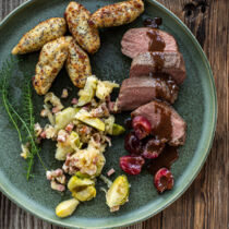 Rehrücken-Schupfnudeln-Rosenkohlsalat-5079 Rehrücken-Schupfnudeln-Rosenkohlsalat-5079