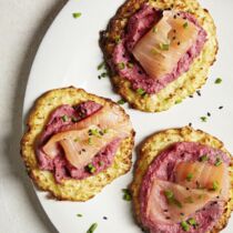 Lachsschnitte mit pinkem Hummus Lachsschnitte mit pinkem Hummus