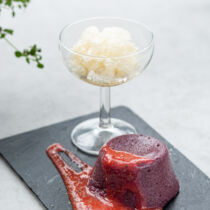 Holunder-Flammeri mit Quittengranitè und Erdbeer-Salsa Holunder-Flammeri mit Quittengranitè und Erdbeer-Salsa