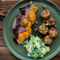 Rehkeule mit Walnuss-Serviettenknödel und Wirsing Rehkeule mit Walnuss-Serviettenknödel und Wirsing