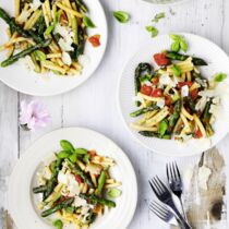 Makkaroni mit gebratenem Spargel und Tomaten