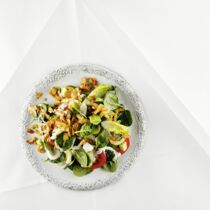 Salat mit Avocado und 
Kokosnuss-Bacon