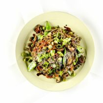 Sesam-Soba-Nudeln 
mit buntem Wokgemüse
