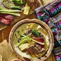 Gegrilltes Rindfleisch mit Beilagen Gegrilltes Rindfleisch mit Beilagen