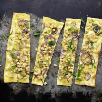 Flammkuchen mit Räuchertofu Flammkuchen mit Räuchertofu