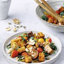 Lauwarmer Tomatensalat mit Barbecue-Tofu