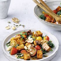 Lauwarmer Tomatensalat mit Barbecue-Tofu