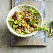 Gnocchi-Salat mit Pinienkernen