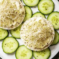 Schneller Reiswaffel-Snack
mit Gurke Schneller Reiswaffel-Snack
mit Gurke