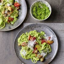 Paprika-Spaghetti mit Grünkohl-Pesto