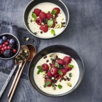 Dessert-Hummus mit Schoko und Beeren Dessert-Hummus mit Schoko und Beeren