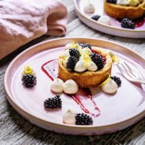 Brombeer-Tartelettes mit Tonka-Mousse und zitroniger Beeren-Wein-Reduktion Brombeer-Tartelettes mit Tonka-Mousse und zitroniger Beeren-Wein-Reduktion