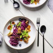 Heidelbeer-Pasta mit Pfannen-Egerlingen und Pfefferrahm Heidelbeer-Pasta mit Pfannen-Egerlingen und Pfefferrahm